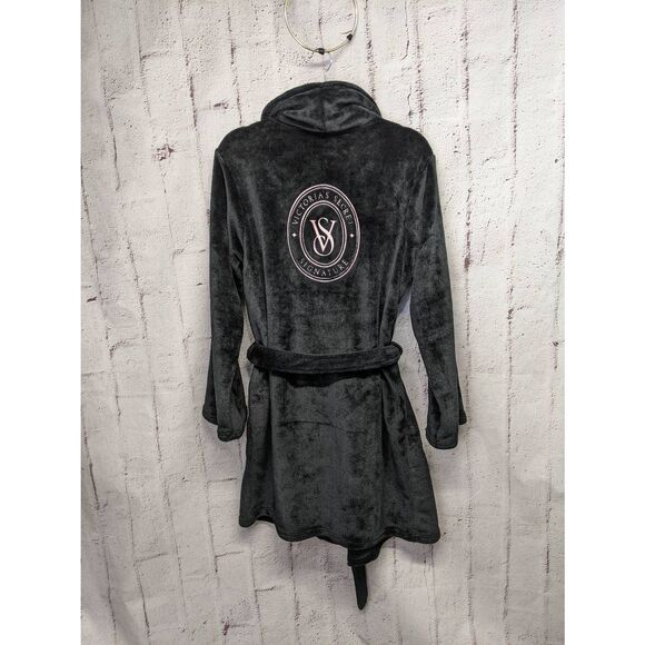 Victoria's  Secret Short Cozy Plush Robe Embroidered Logo Sz M - L Black Fuzzy S - Picture 1 of 6